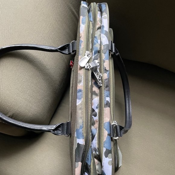 Samantha Brown Carry All Travel Bag in GREEN GEO CAMO nwt - Picture 6 of 12